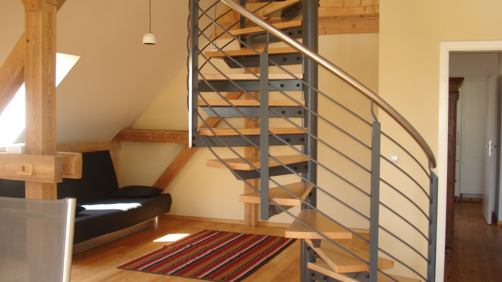 Die Wendeltreppe verbindet den Wohnraum mit dem Dachgeschoss